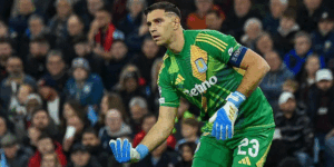 Andre Onana Jadi Penghalang MU Datangkan Emiliano Martinez