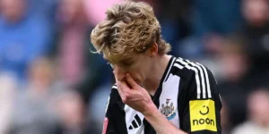 Anthony Gordon Minta Maaf Pada Rekan Setimnya di Newcastle atas Kartu Merah di Liverpool